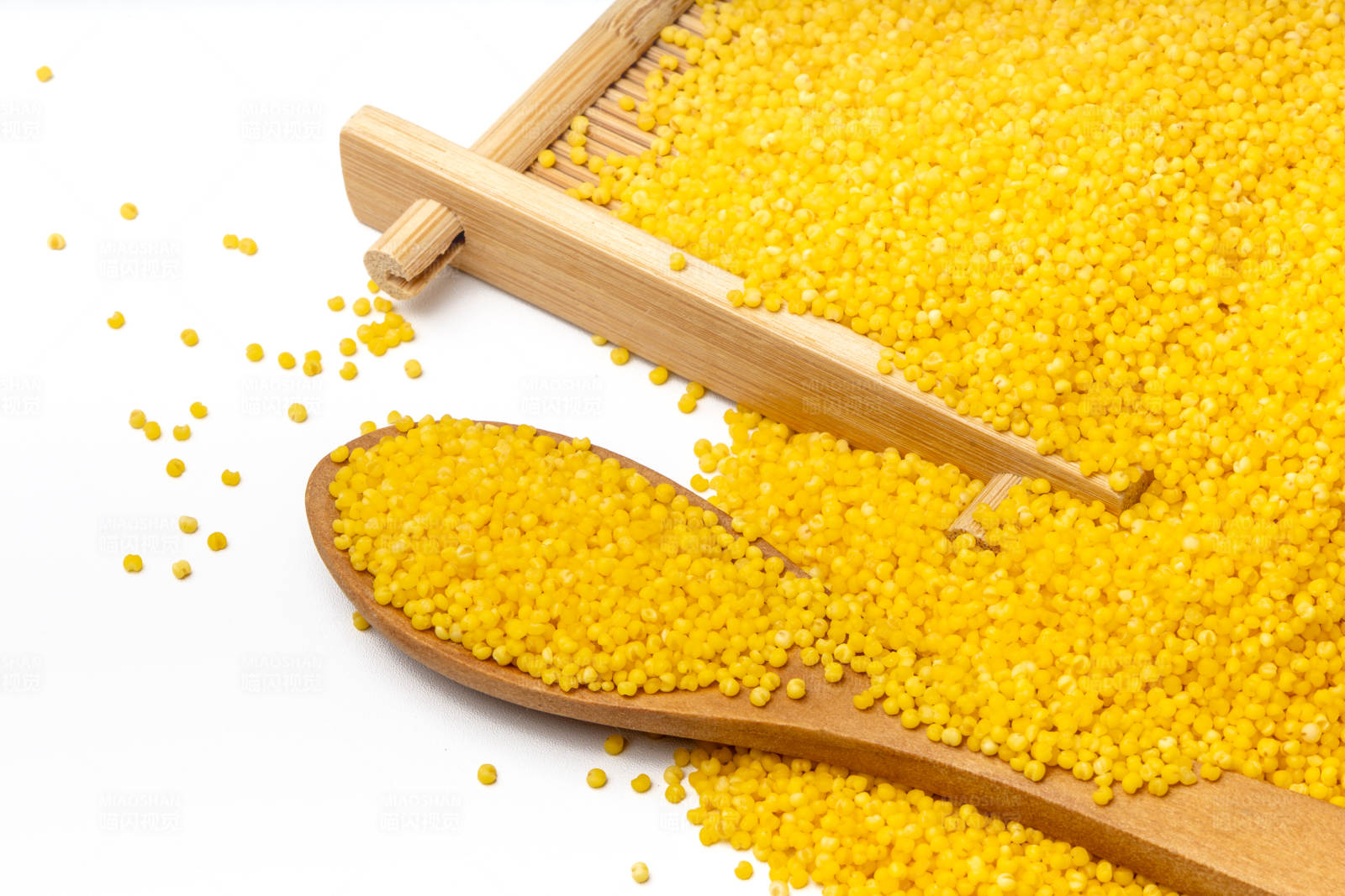 小米木勺竹筛白底图图片