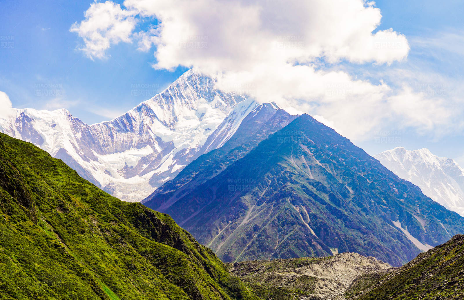 雪山绿谷图片