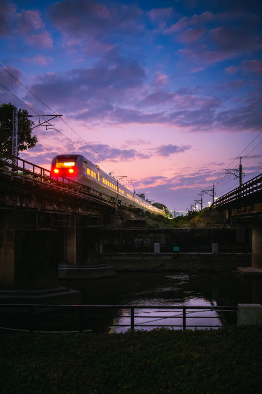 夕阳下的列车图片