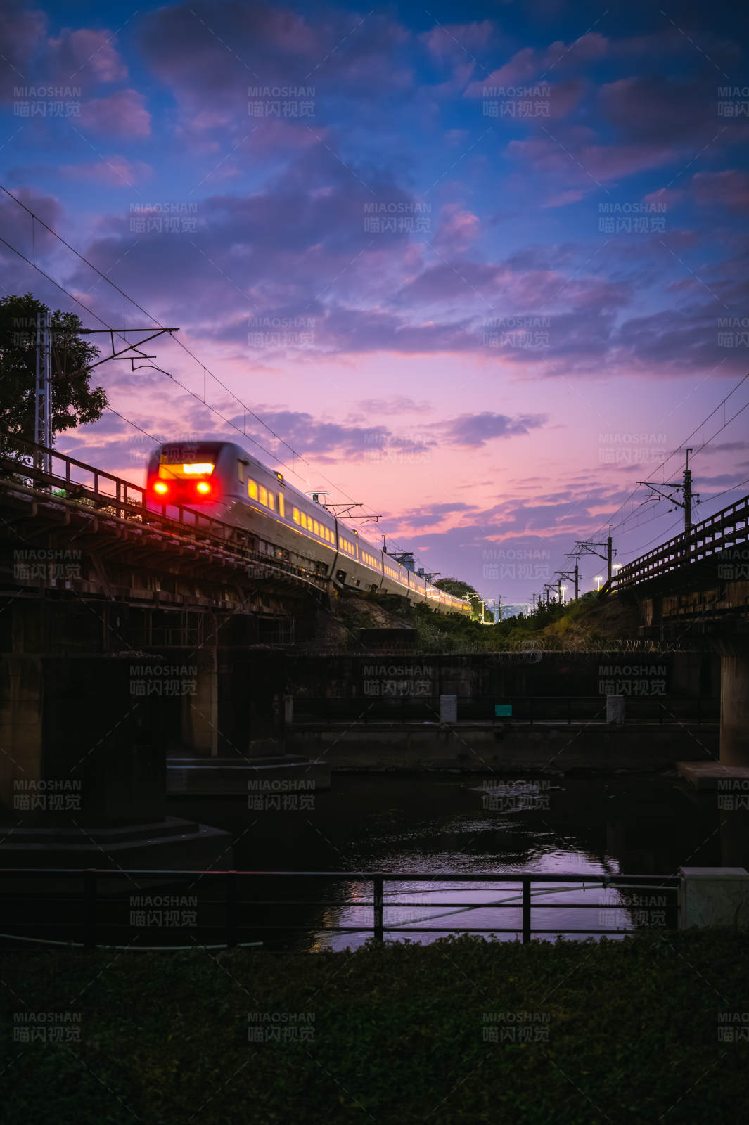 夕阳下的列车图片