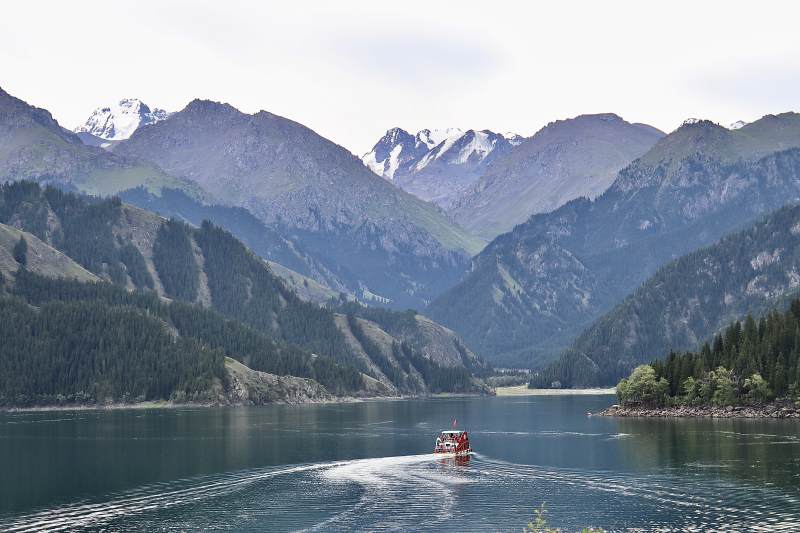 湖光山色游船行图片