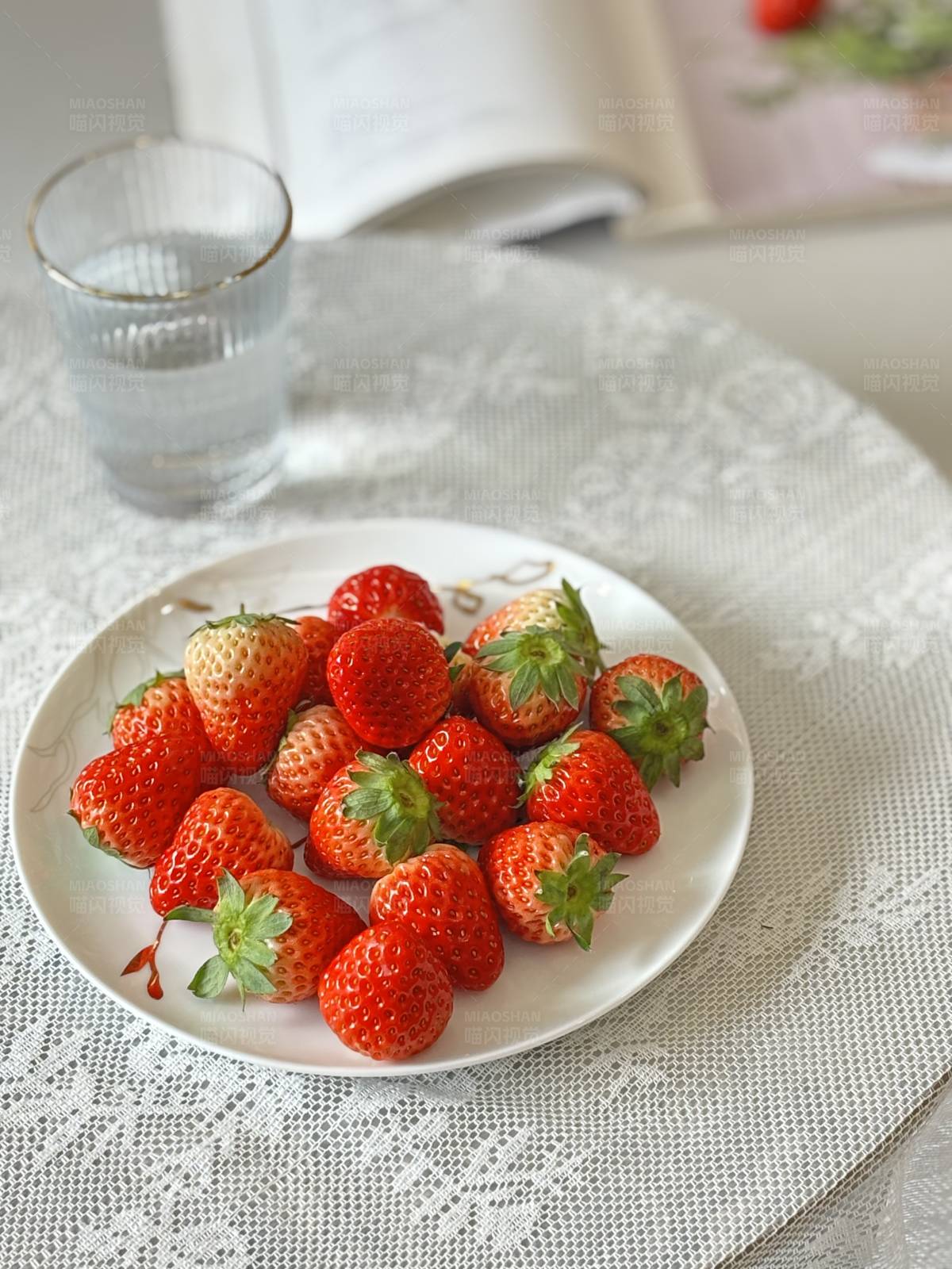 草莓与书香图片