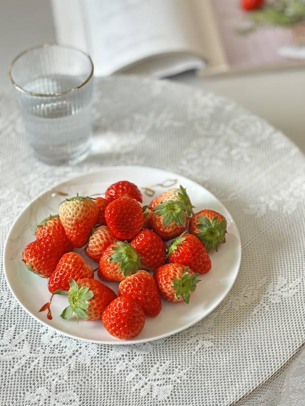 草莓与书香图片