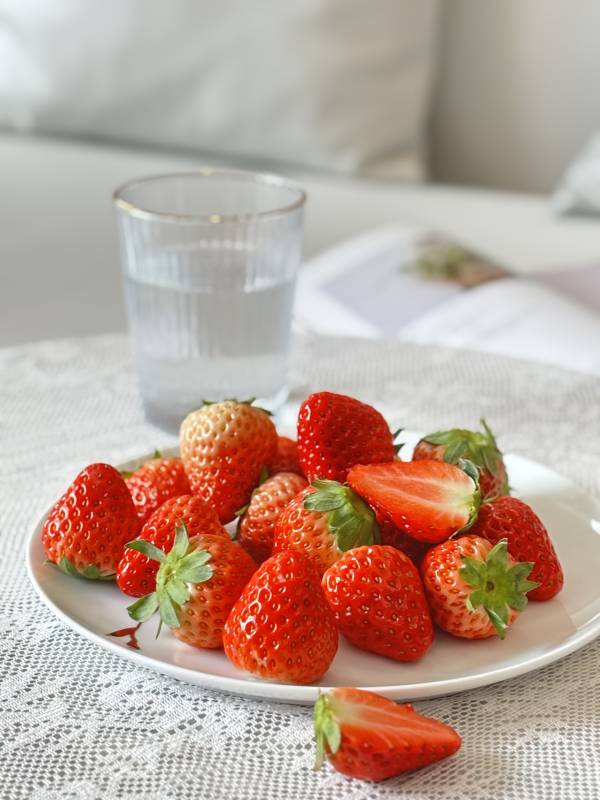 新鲜草莓与清水图片