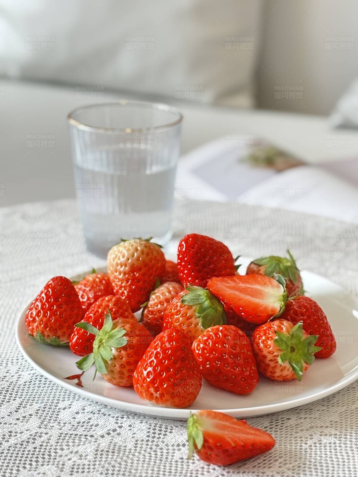 新鲜草莓与清水图片