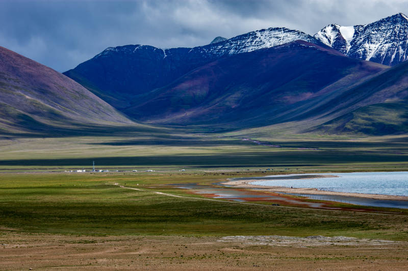 雪山下的草原湖泊(纳木措一角）图片