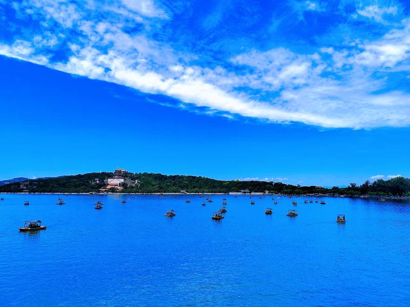 湖面泛舟 蓝天白云图片