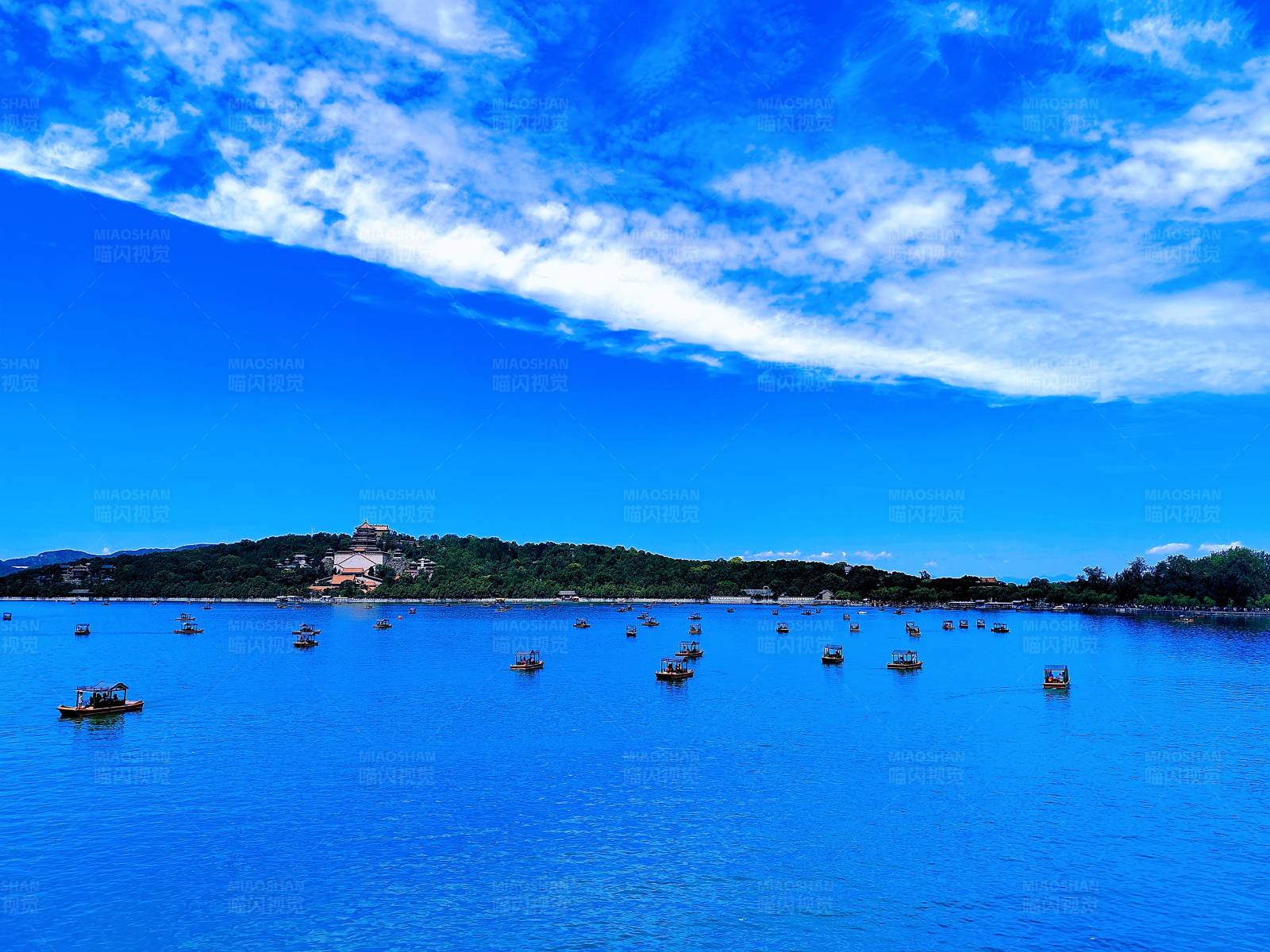 湖面泛舟 蓝天白云图片