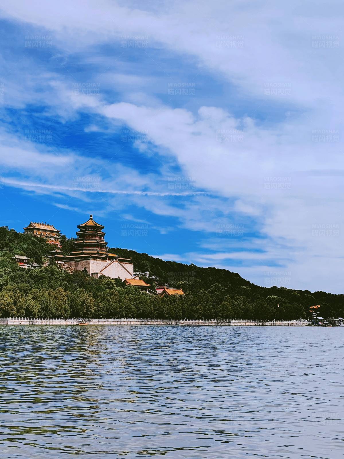 湖光山色古塔映蓝天图片