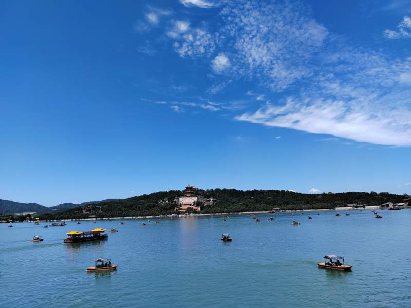 湖上游船与远处宫殿图片