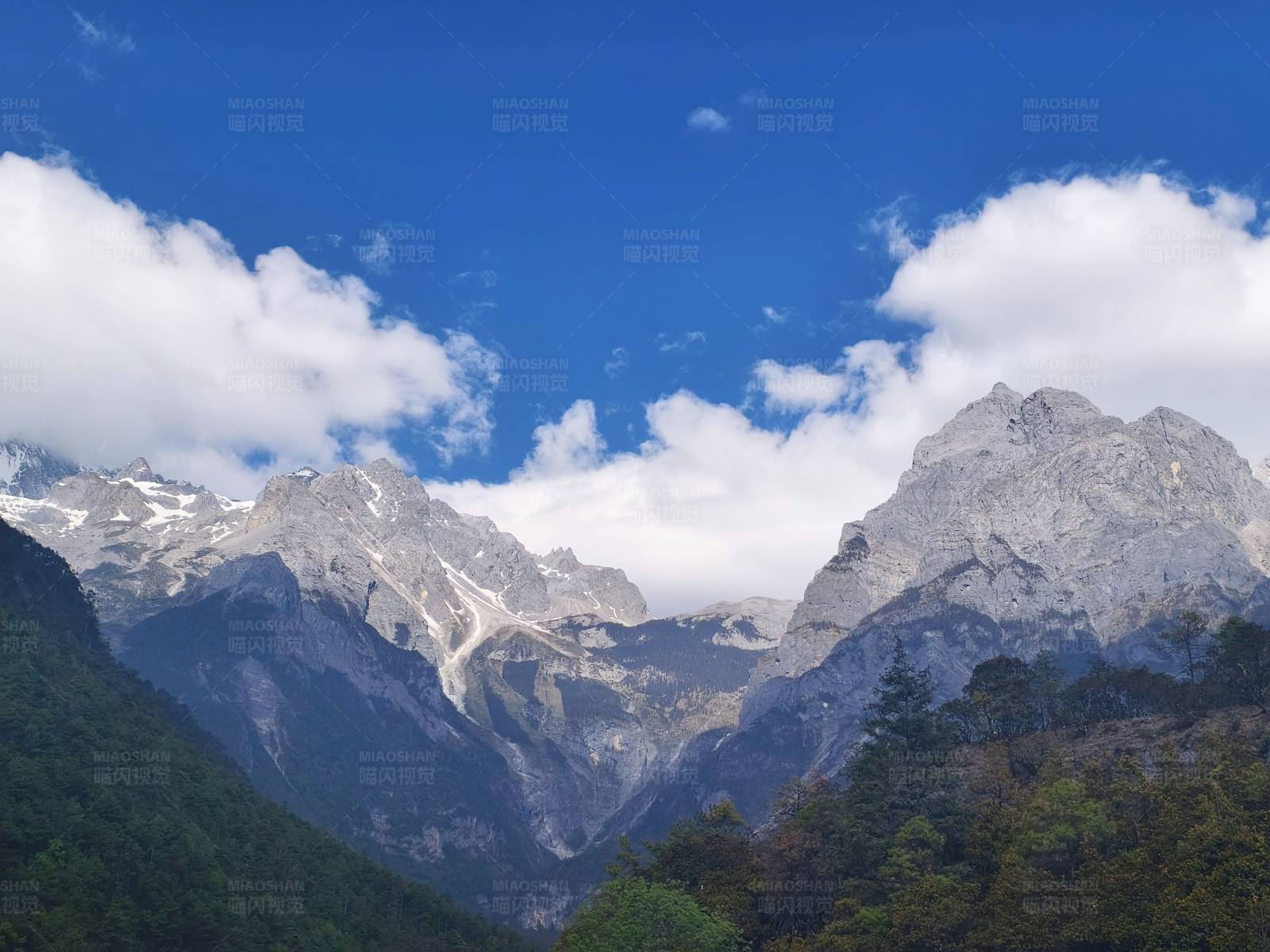 云雾缭绕的雪山——玉龙雪山图片