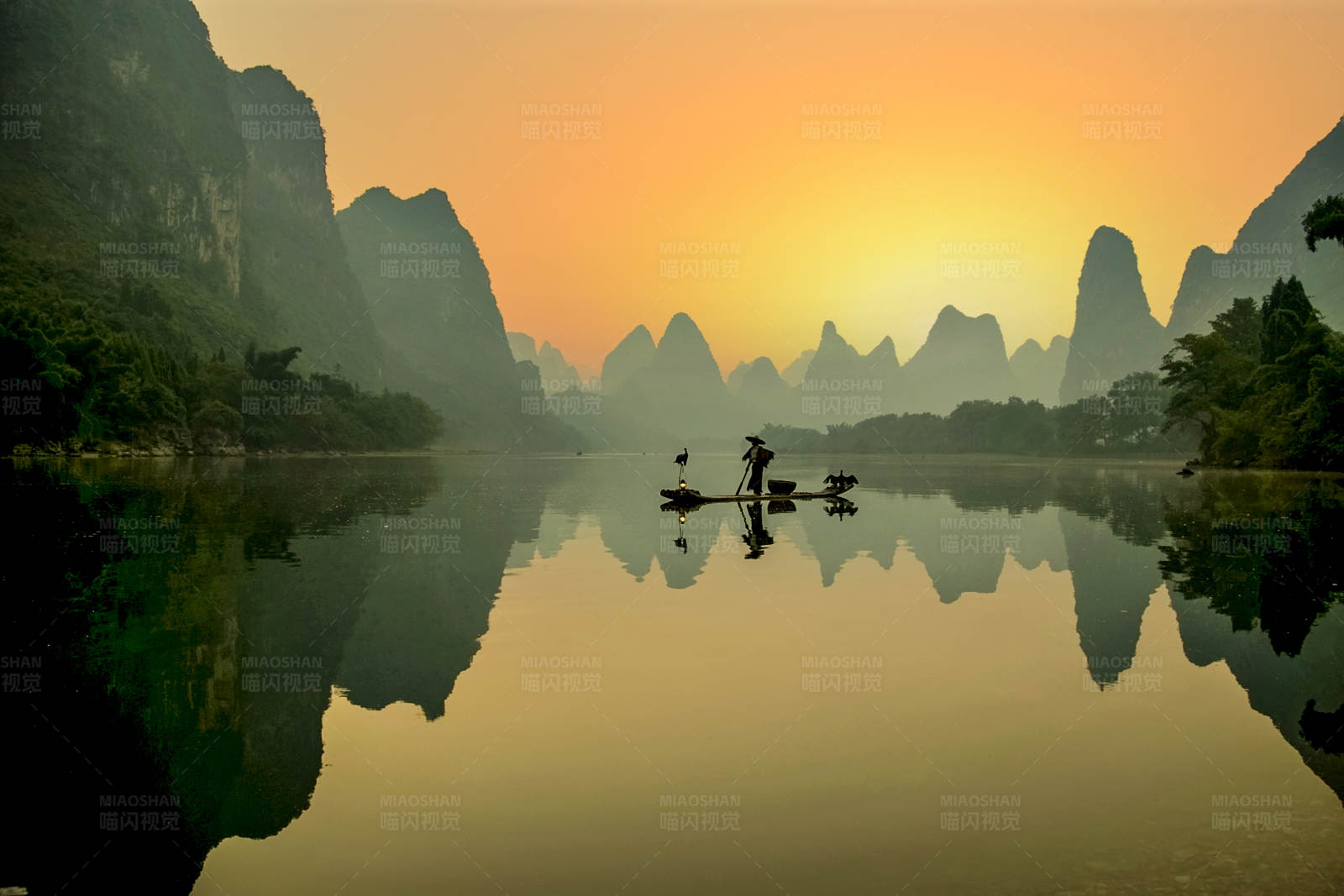 漓江日出渔夫图片