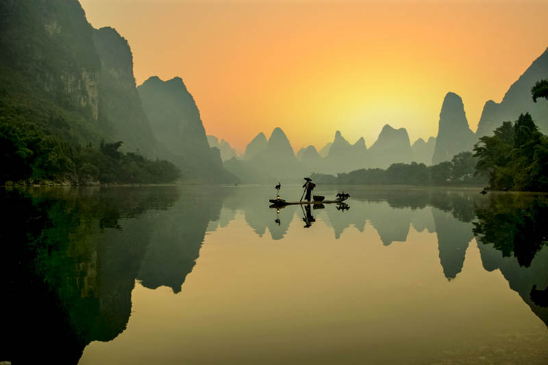 漓江日出渔夫图片