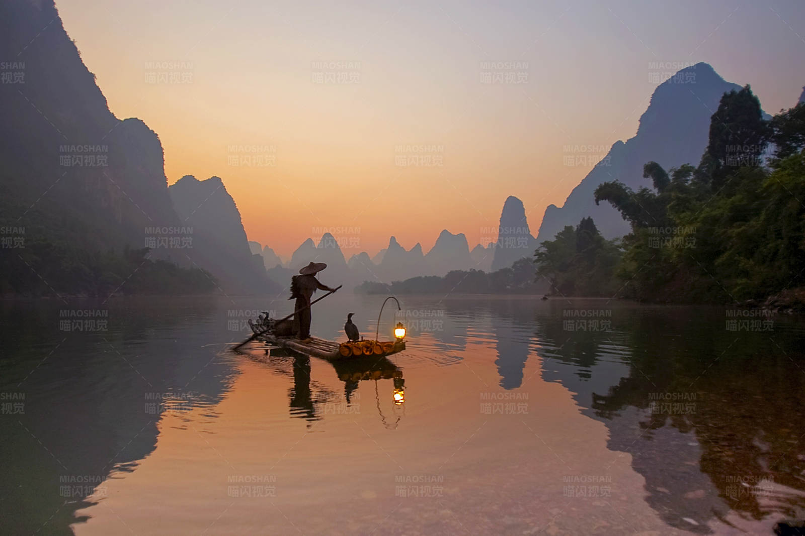 漓江日出渔夫图片