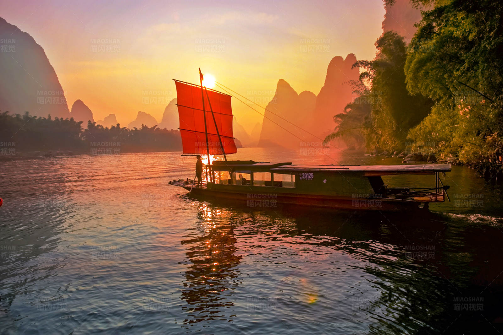 漓江夕阳红帆船图片