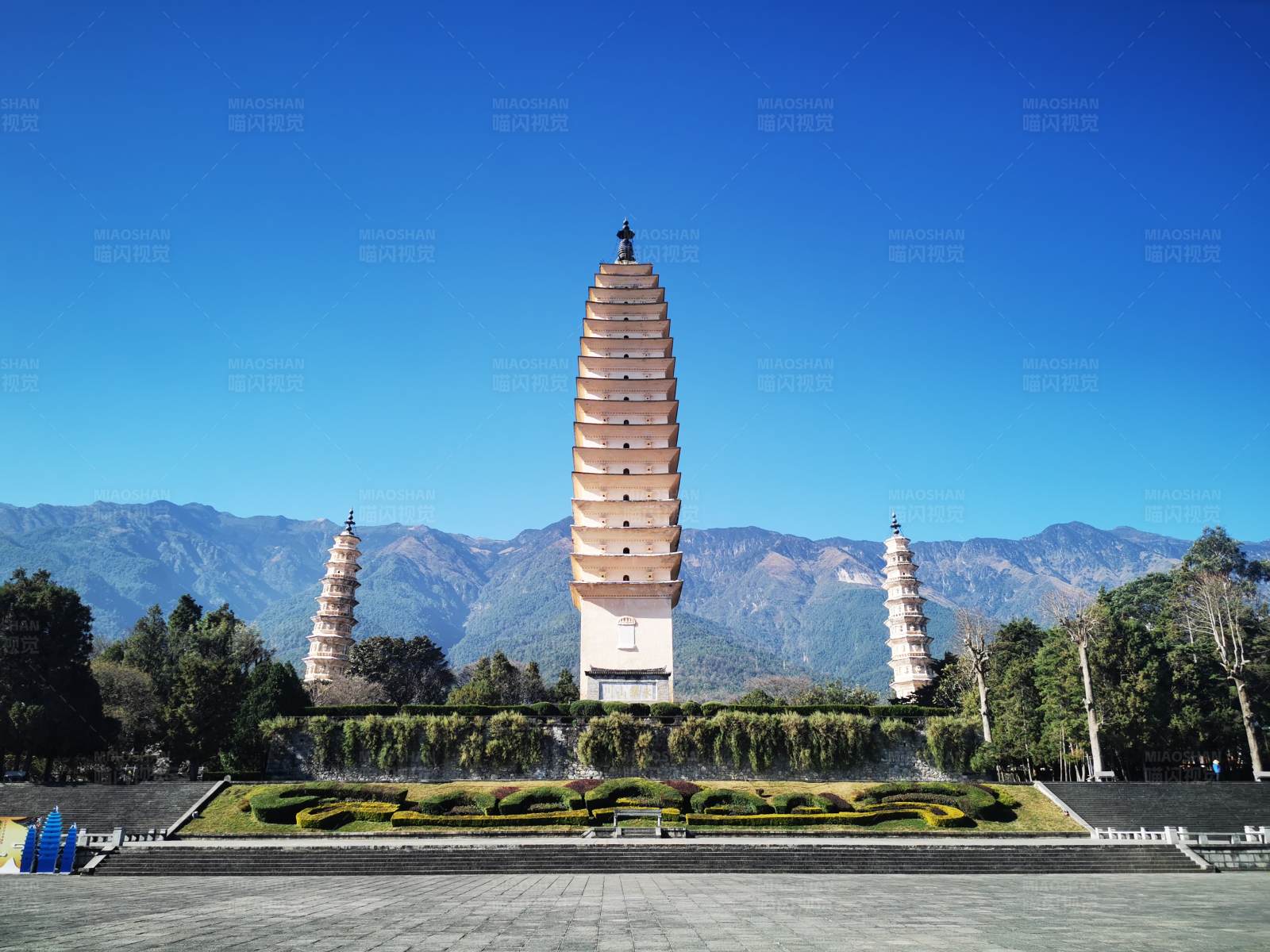 三塔映蓝天图片