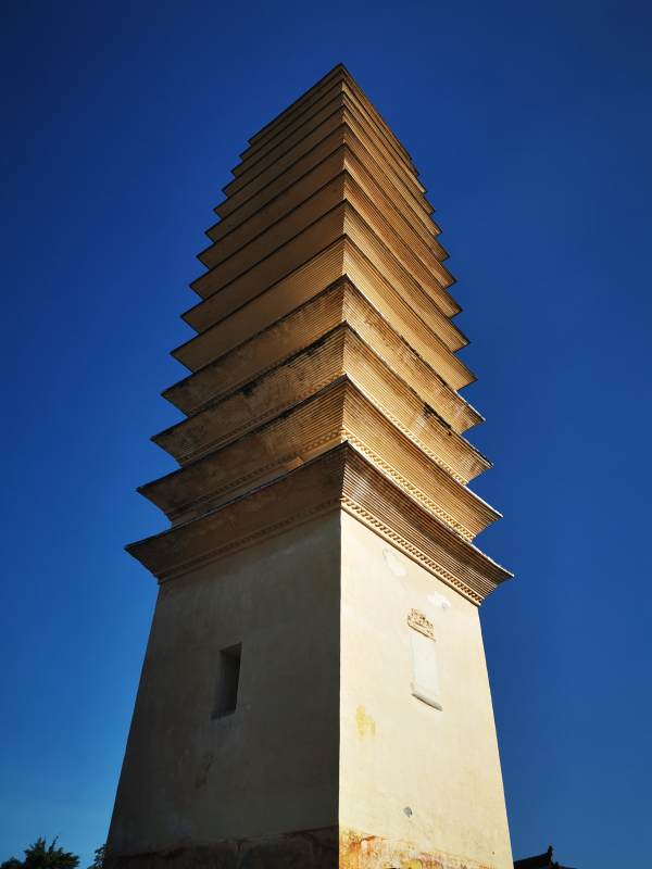 古塔耸立 蓝天映衬图片