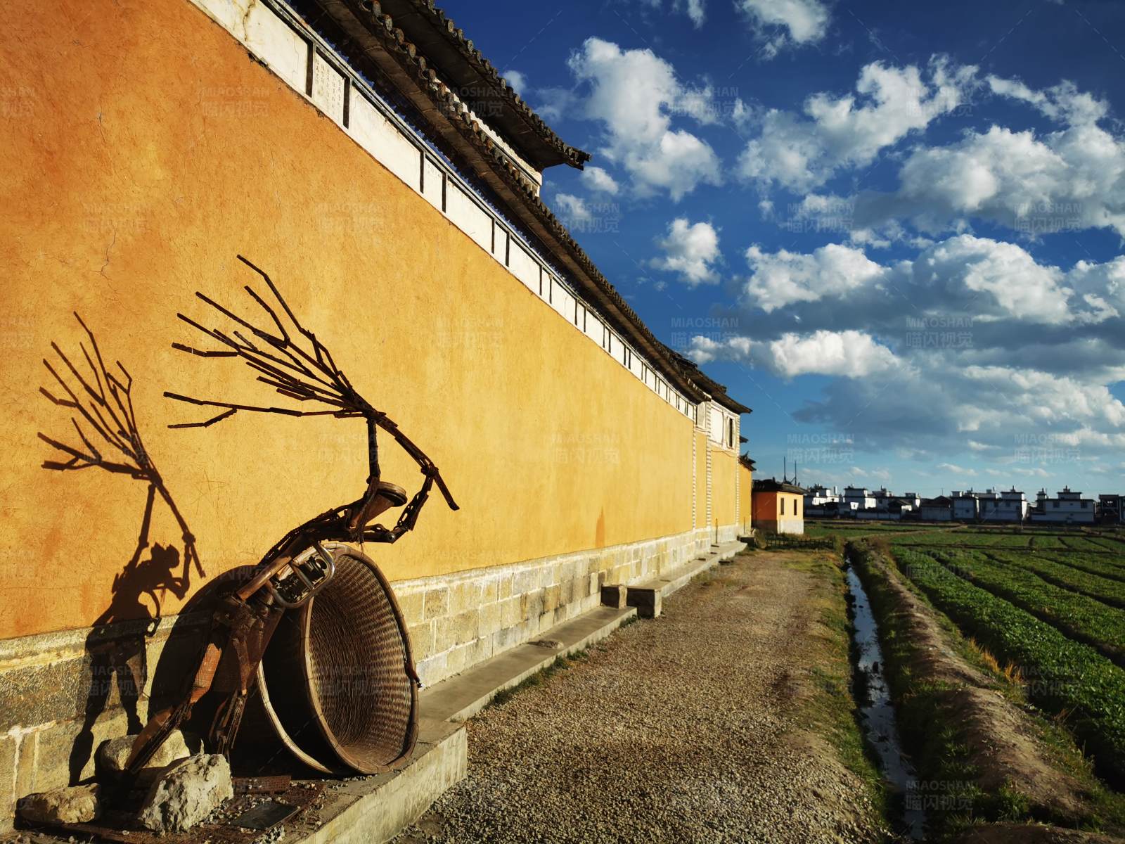 田野边的雕塑图片