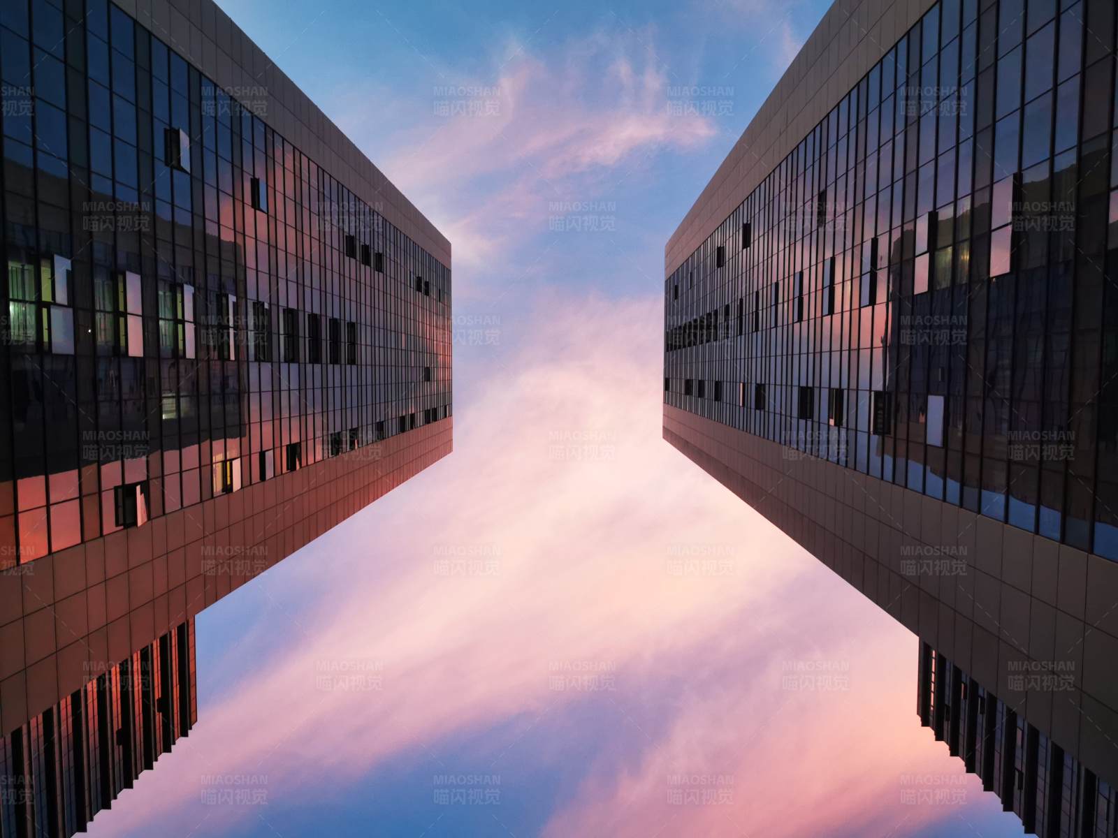 双塔映霞光图片