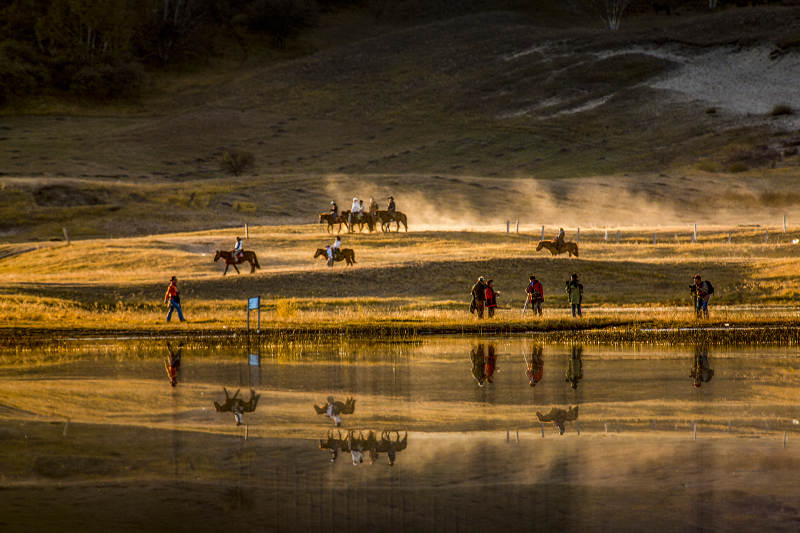 草原骑马与湖边漫步图片