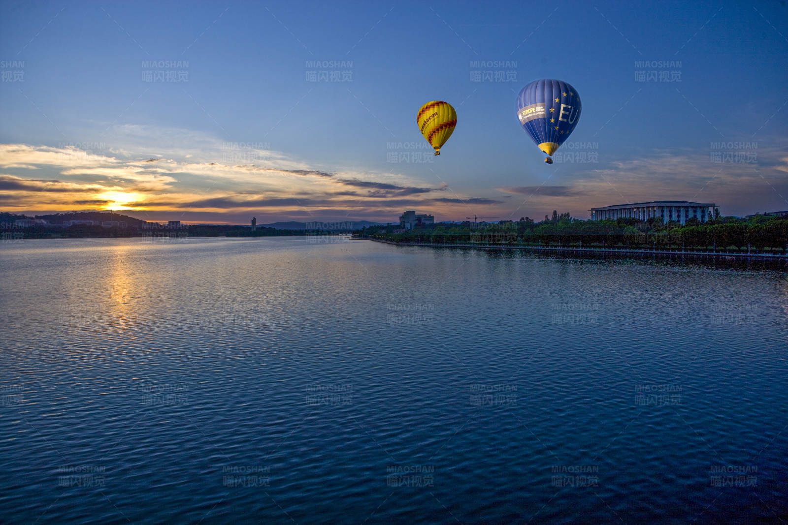 堪培拉伯利·格里芬湖夕阳下的热气球图片