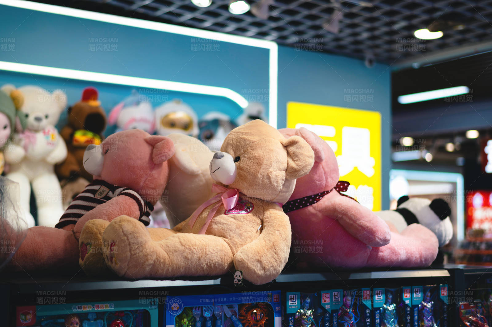 玩具店里的浪漫熊吻图片