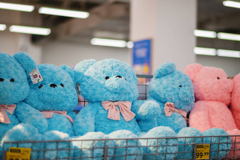 超市里的蓝色泰迪熊图片