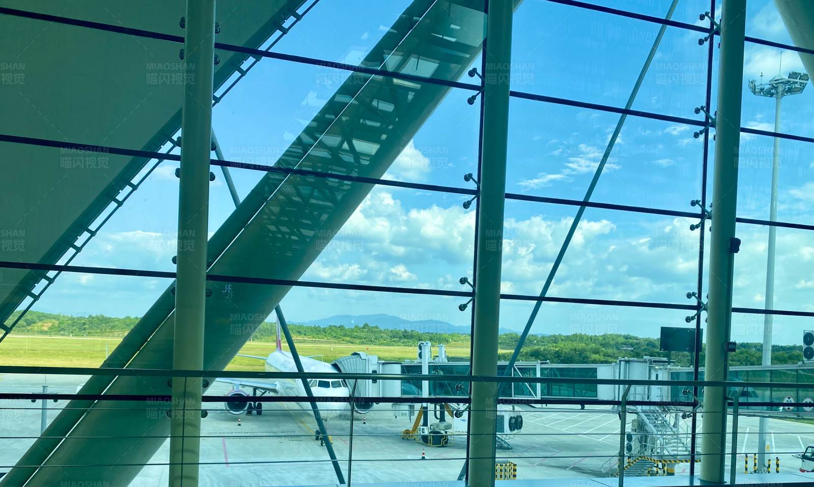 机场候机厅外的风景图片