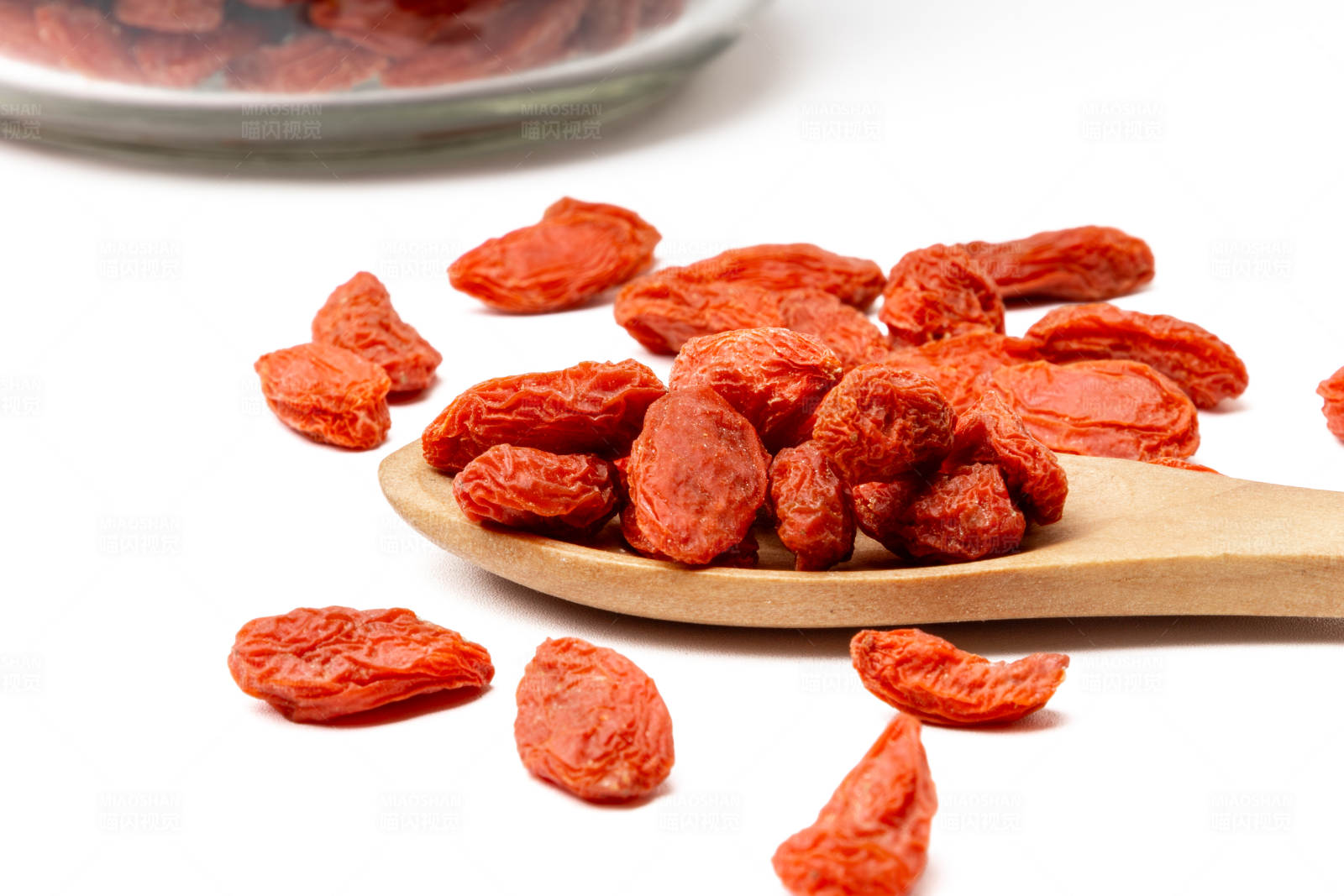 木勺上的枸杞图片