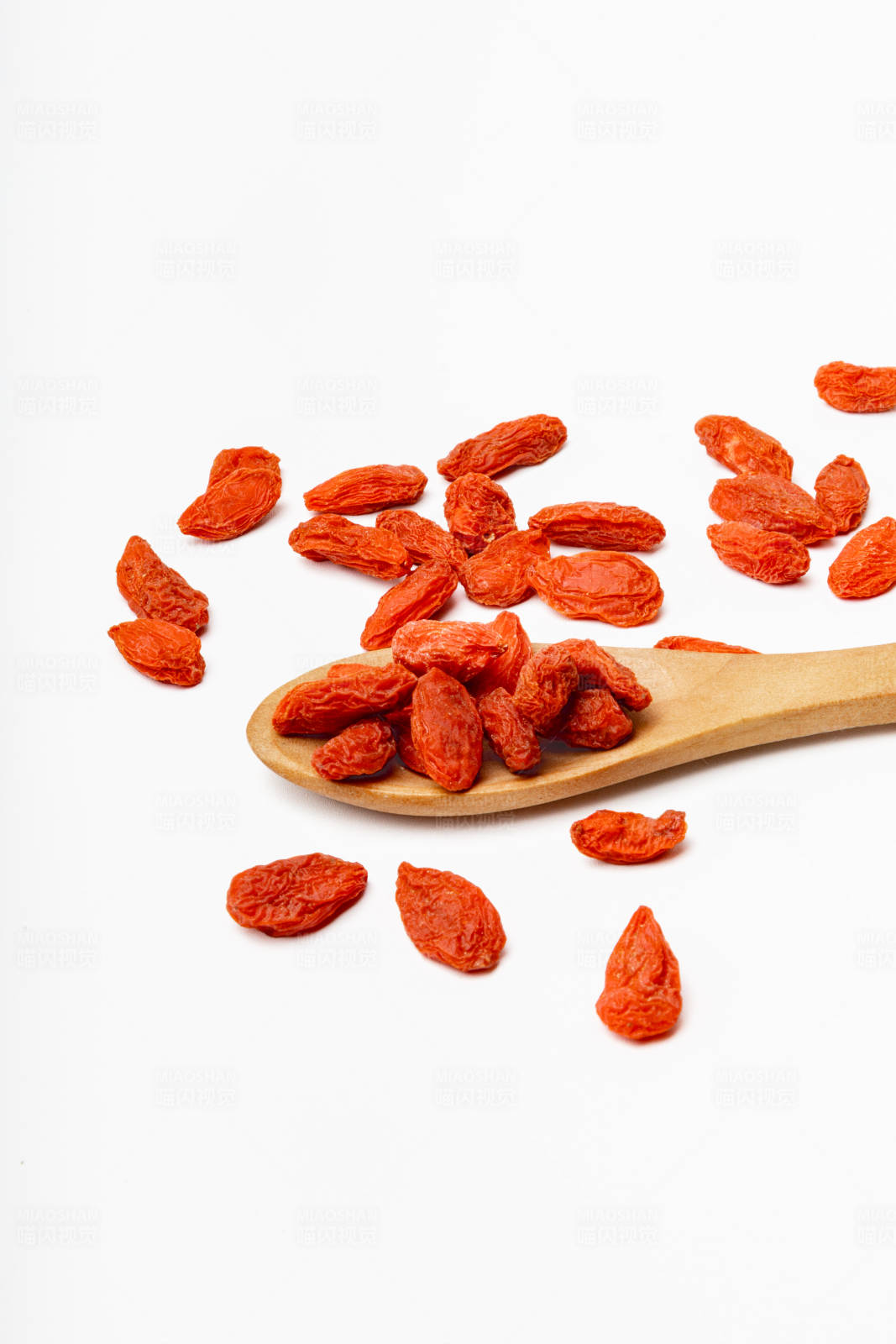 木勺上的枸杞图片