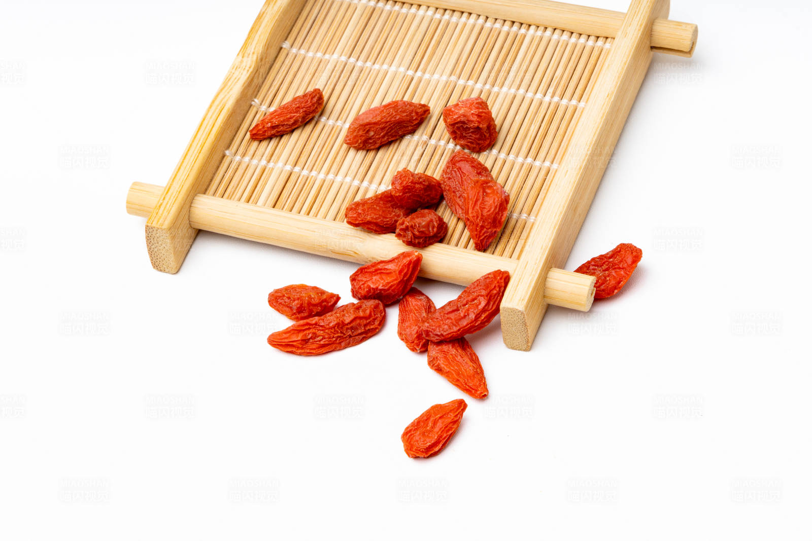 竹席上的枸杞图片
