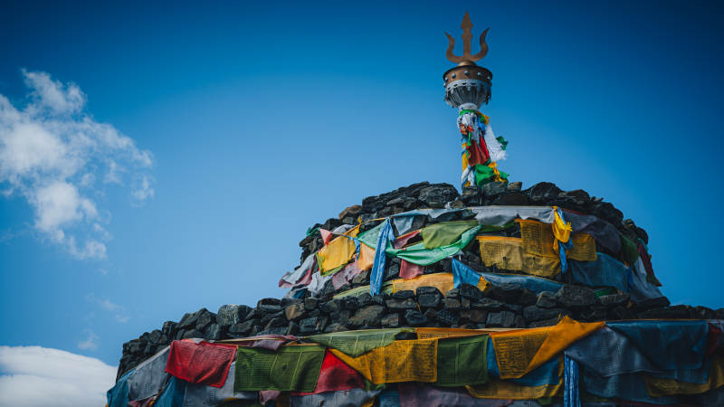 藏传佛教的祈福石堆图片