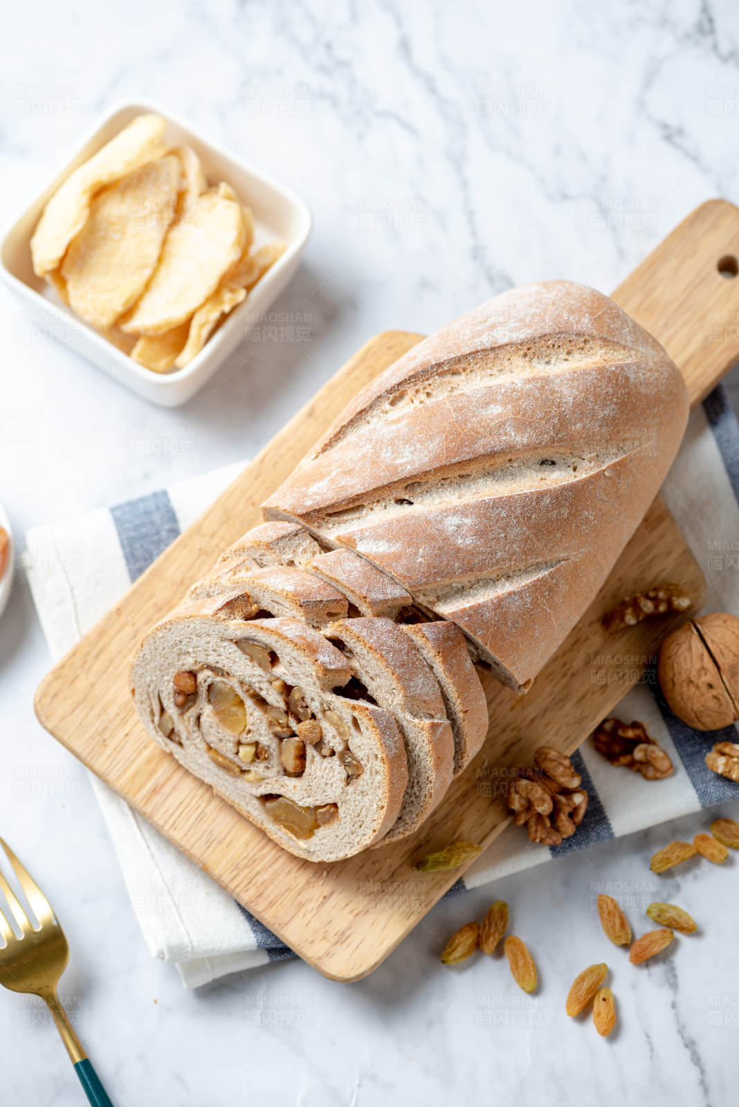 坚果面包配薯片图片