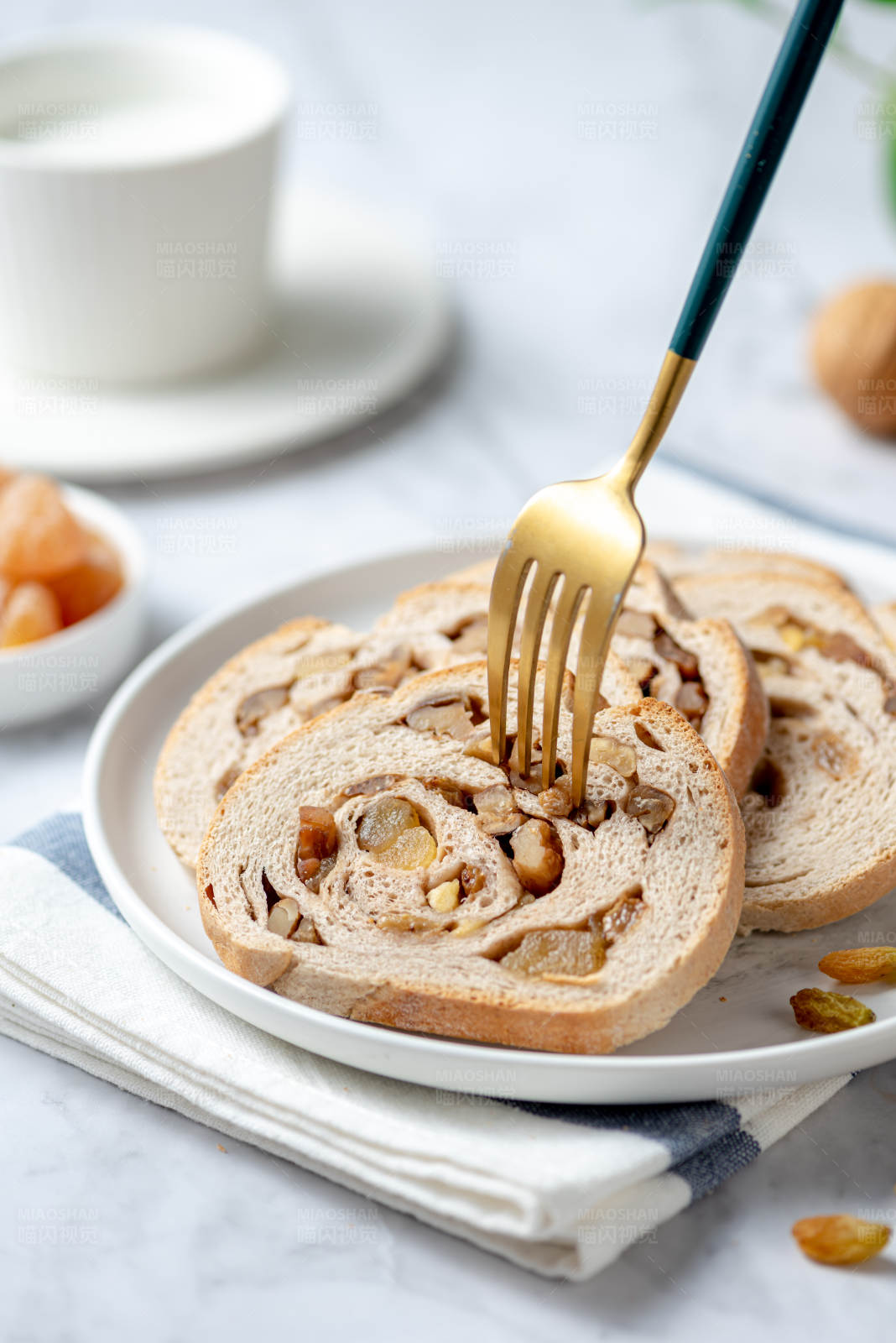 坚果面包片与金叉图片