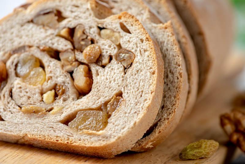 葡萄干核桃面包片图片