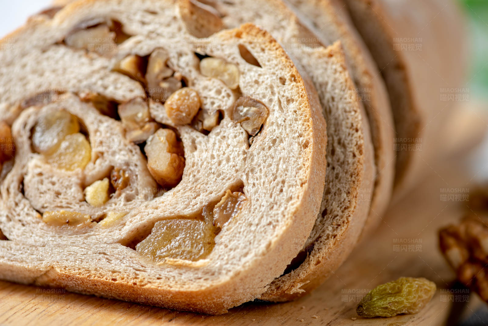 葡萄干核桃面包片图片