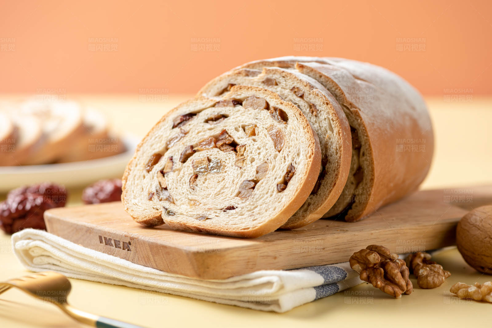 核桃葡萄干面包片图片