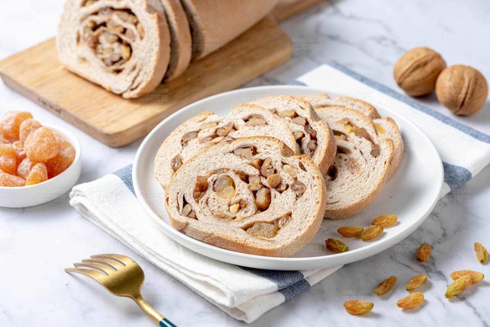 葡萄干核桃卷面包图片