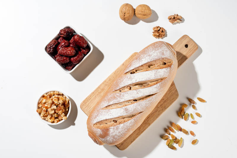 面包与坚果的美味组合图片