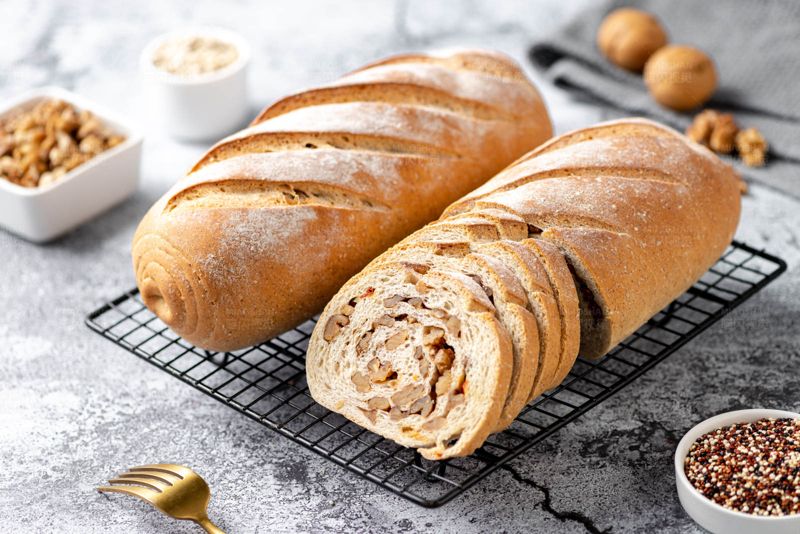 新鲜出炉的核桃面包图片