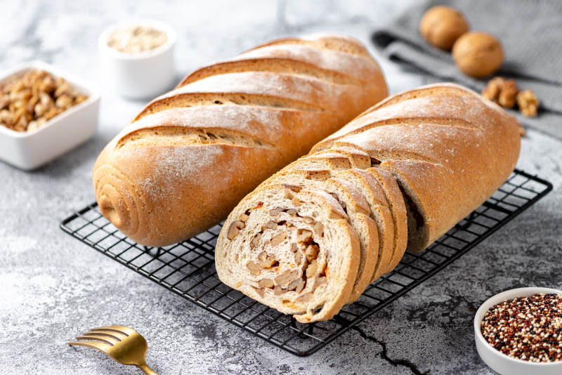 新鲜出炉的核桃面包图片