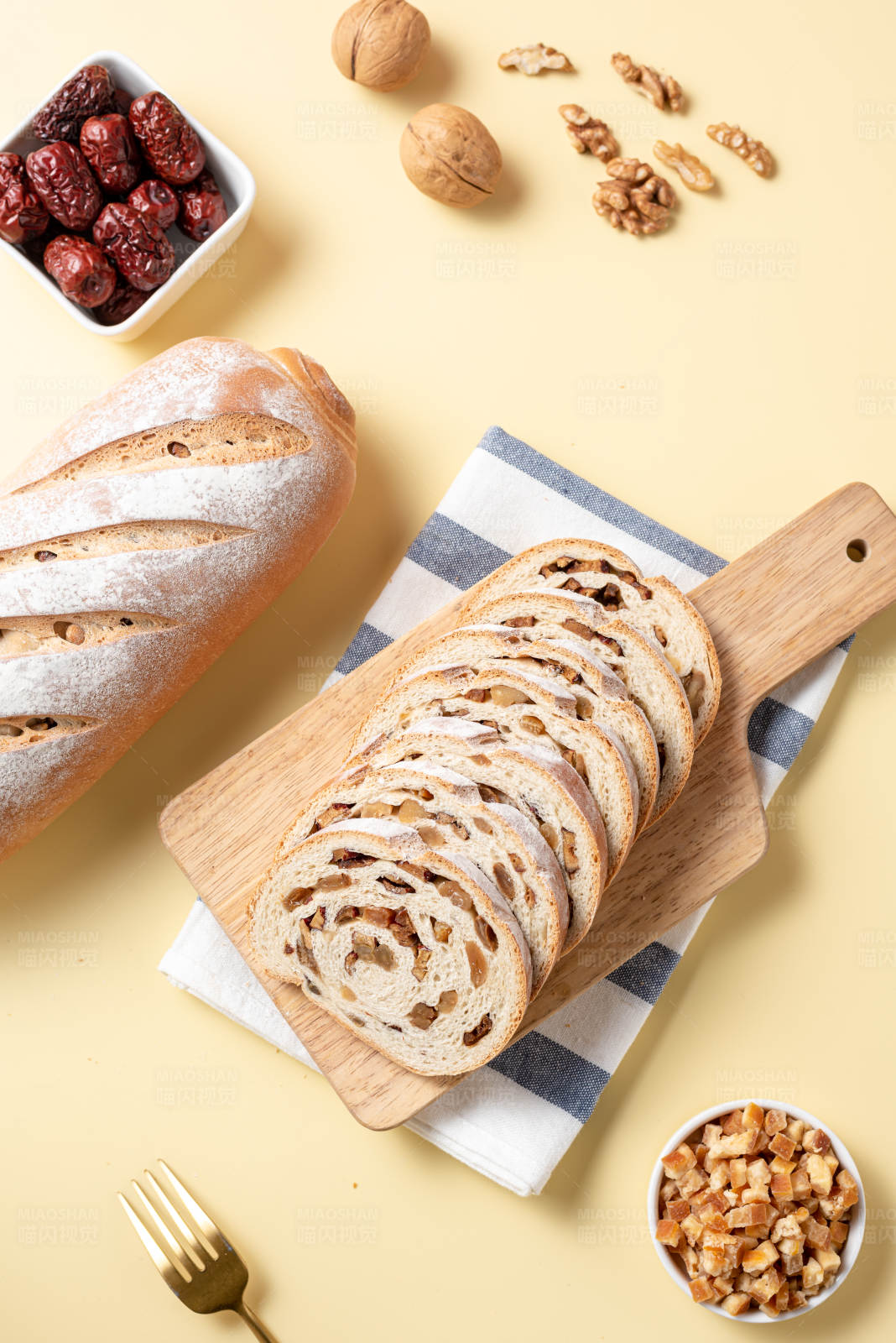 切片面包与坚果搭配图片