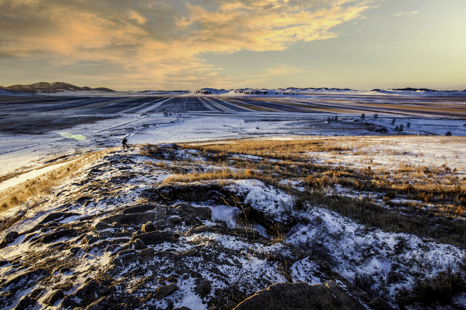 冬日黄昏的草原图片