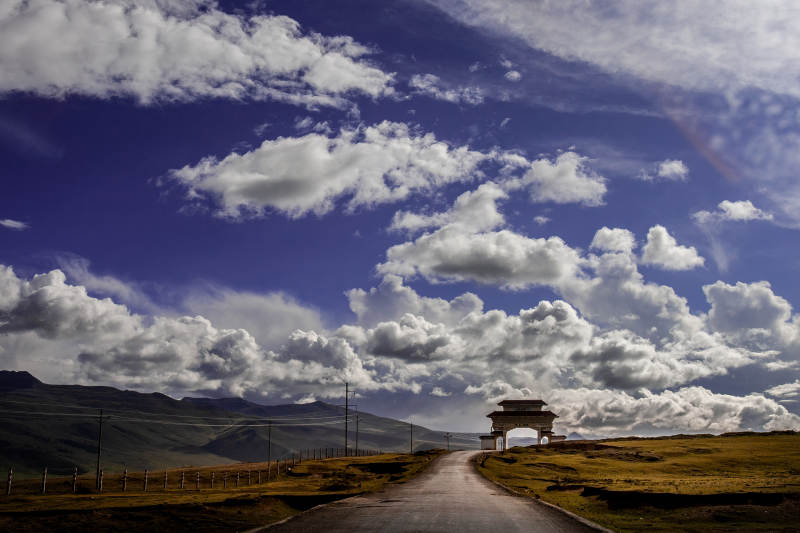 通向远方的路图片