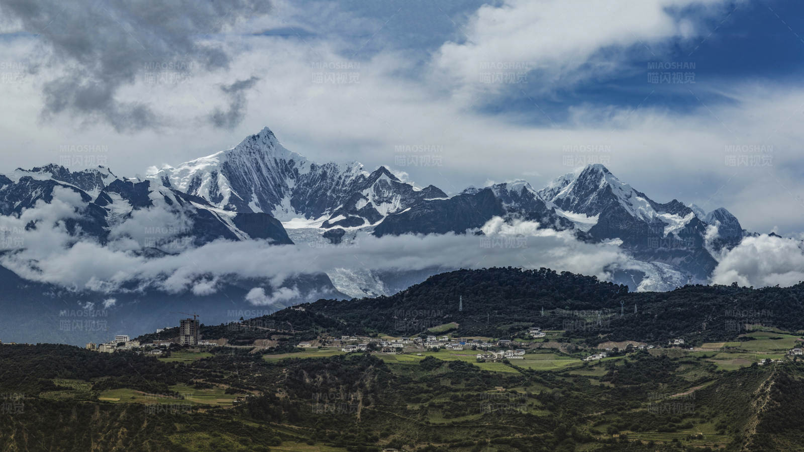 雪山下的村庄(梅里雪山)图片