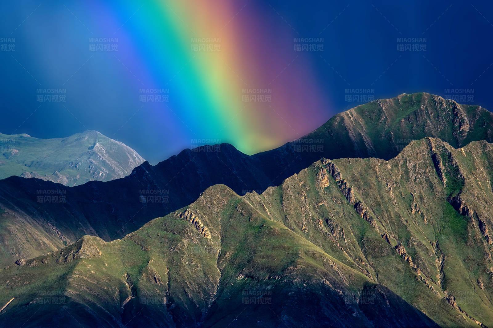 彩虹越山岭图片