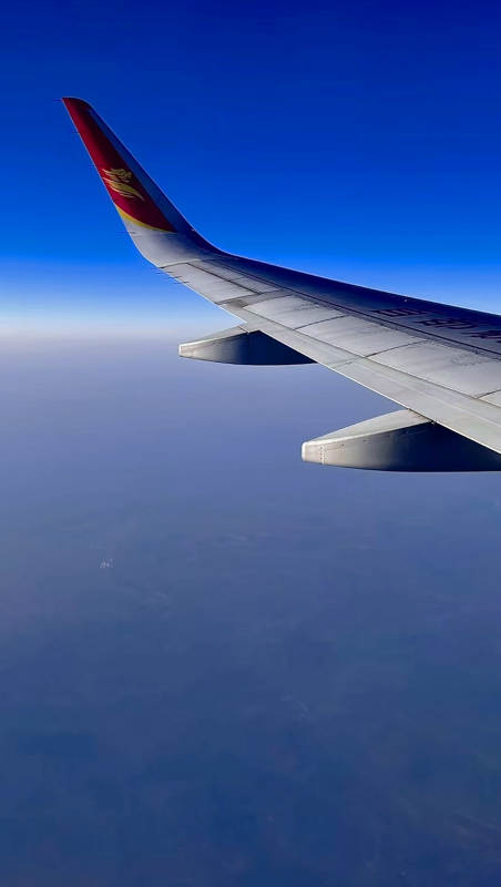 高空飞行的飞机机翼图片