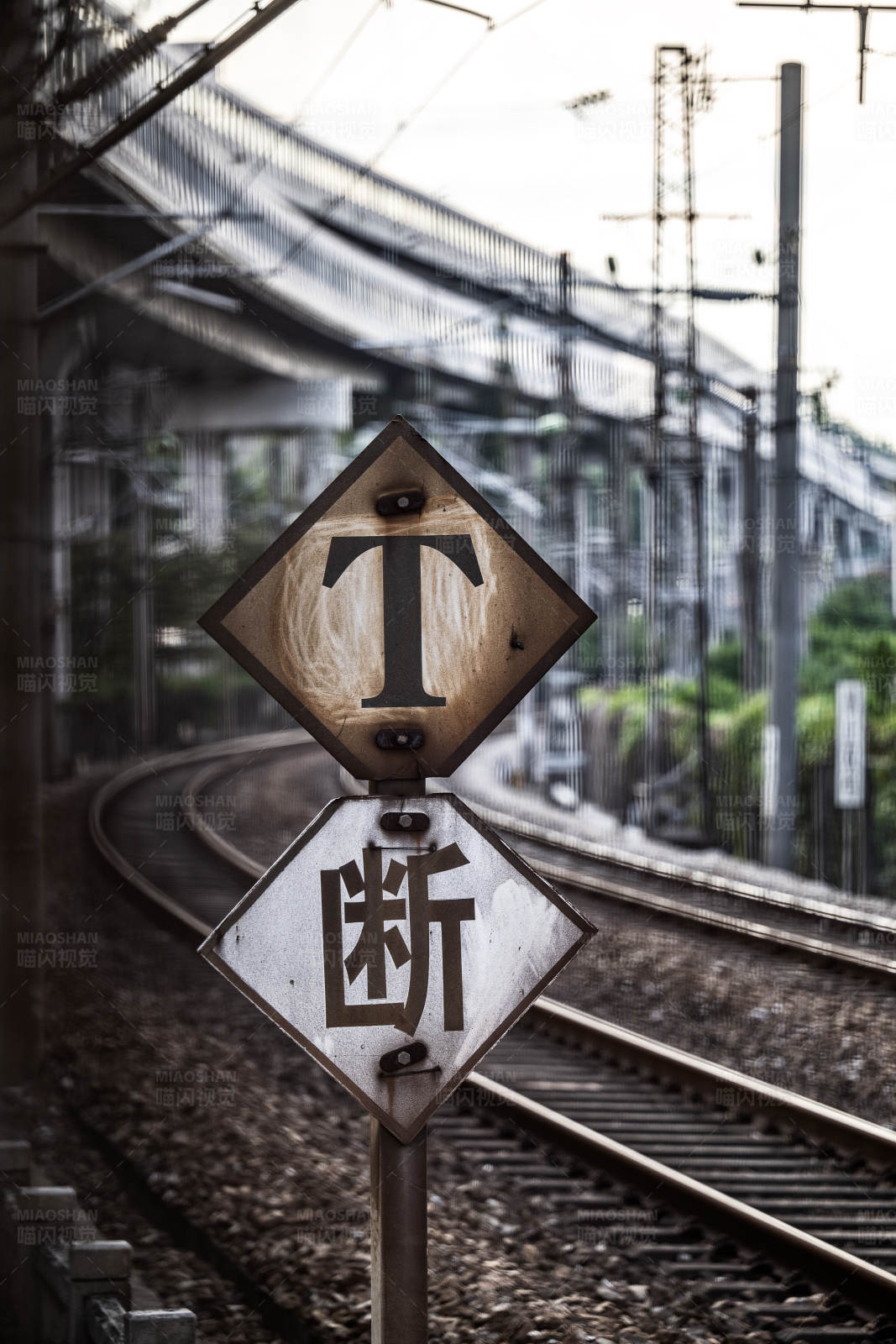 铁路警示标志图片