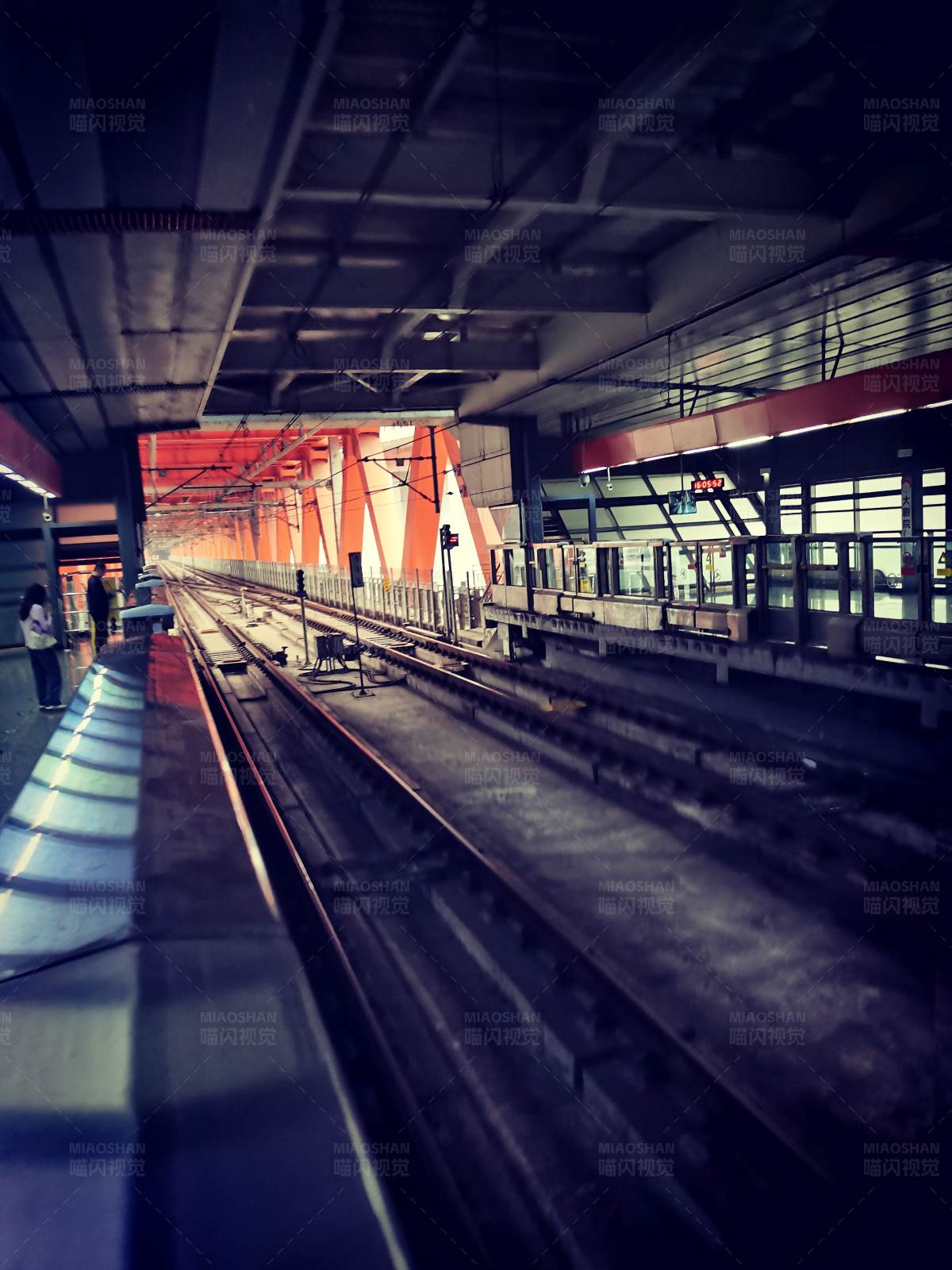 地铁站的宁静时刻图片