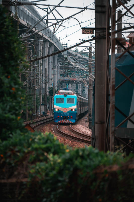 城市铁路 蓝绿列车图片